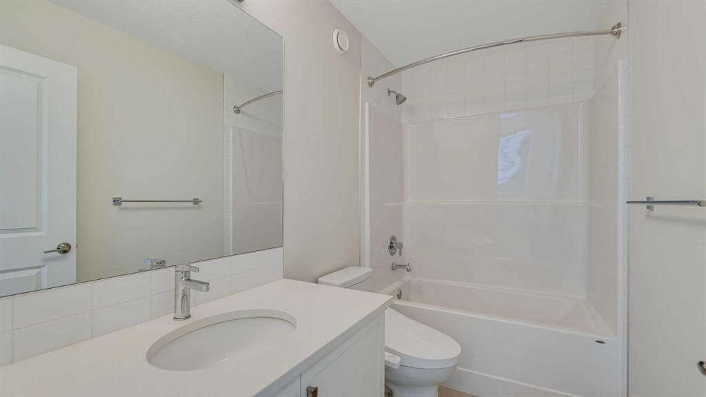 18 Amblehurst Path Nw, Calgary, AB - Indoor Photo Showing Bathroom