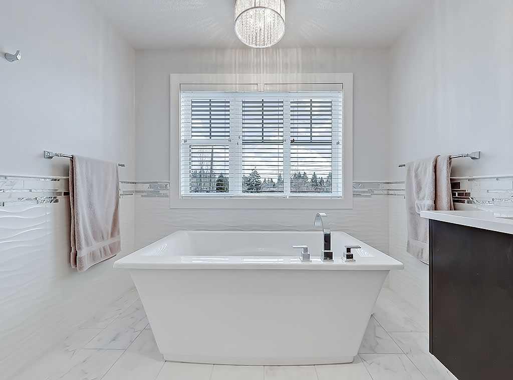 14 Rosetree Road Nw, Calgary, AB - Indoor Photo Showing Bathroom