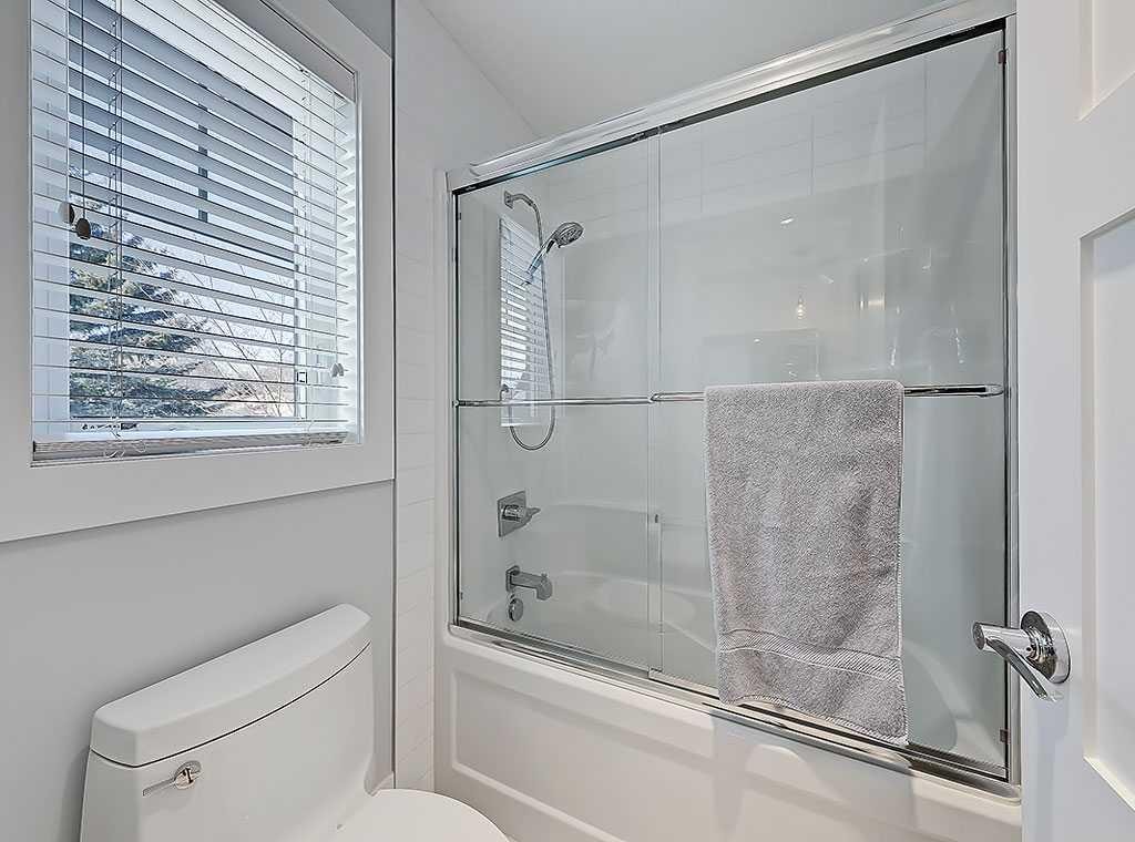 14 Rosetree Road Nw, Calgary, AB - Indoor Photo Showing Bathroom