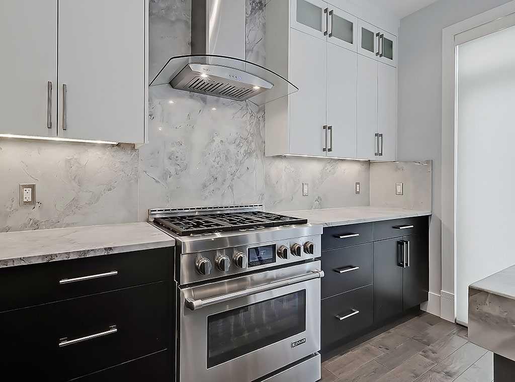 14 Rosetree Road Nw, Calgary, AB - Indoor Photo Showing Kitchen