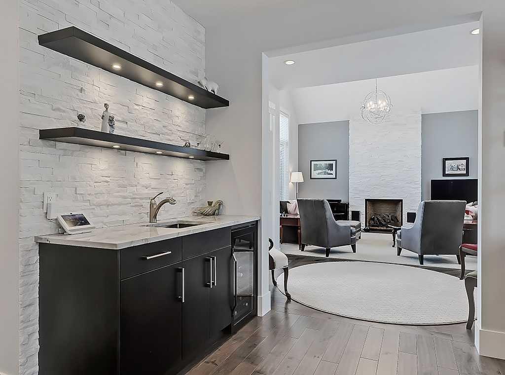 14 Rosetree Road Nw, Calgary, AB - Indoor Photo Showing Kitchen