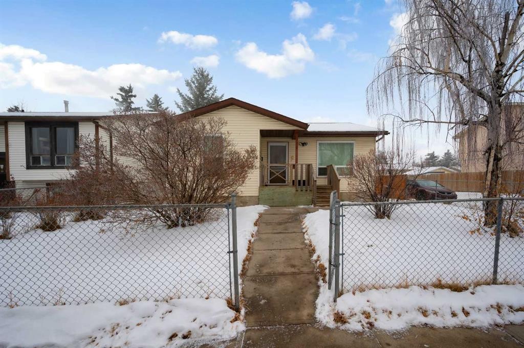 120 Castlebrook Rise Ne, Calgary, AB - Outdoor