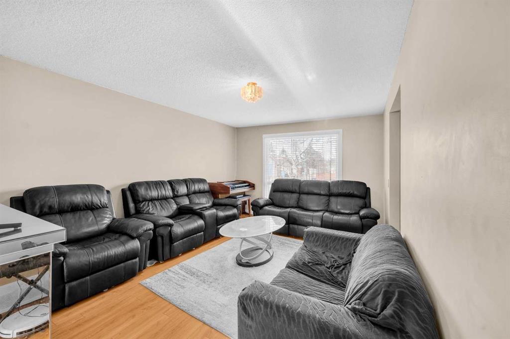120 Castlebrook Rise Ne, Calgary, AB - Indoor Photo Showing Living Room