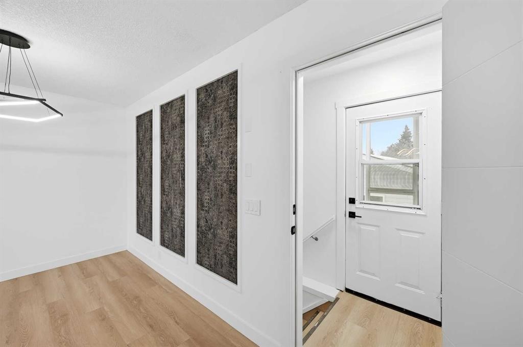 2404 51 Street Ne, Calgary, AB - Indoor Photo Showing Other Room