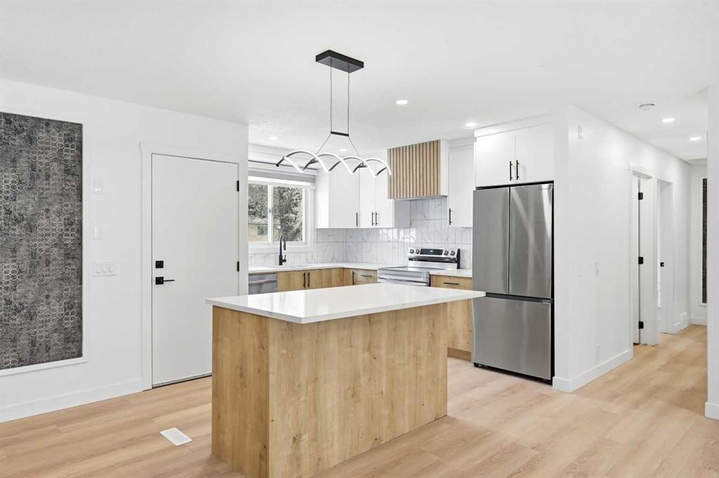 2404 51 Street Ne, Calgary, AB - Indoor Photo Showing Kitchen With Upgraded Kitchen