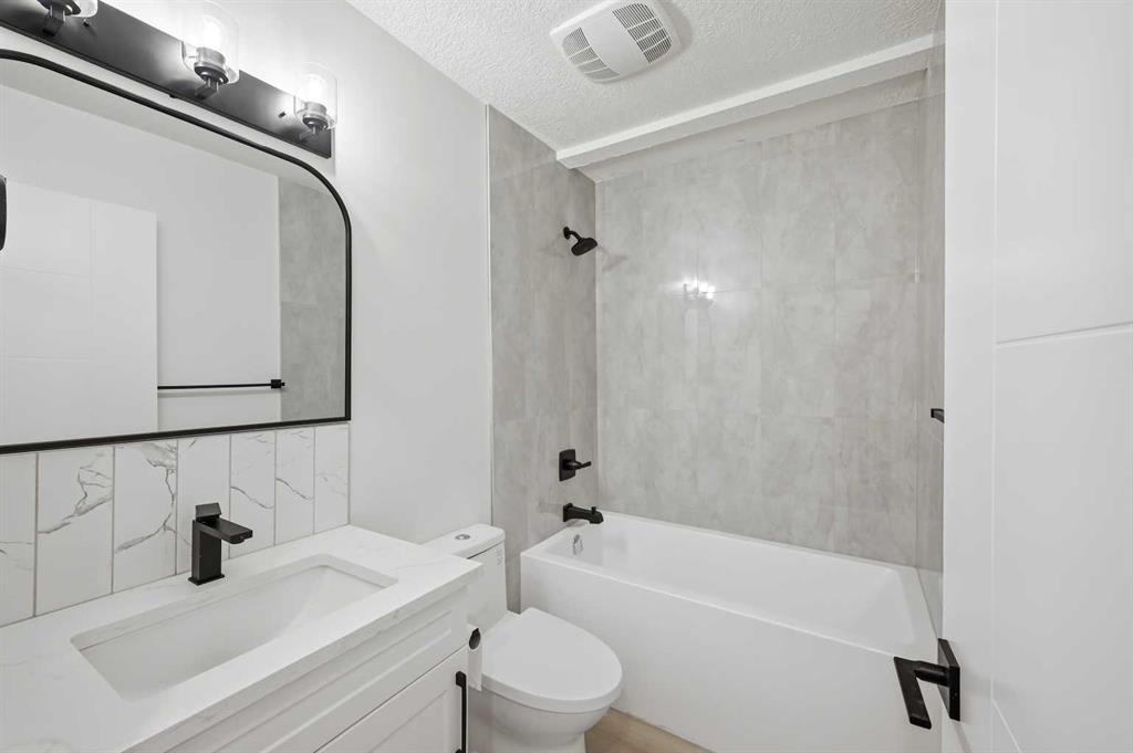 2404 51 Street Ne, Calgary, AB - Indoor Photo Showing Bathroom