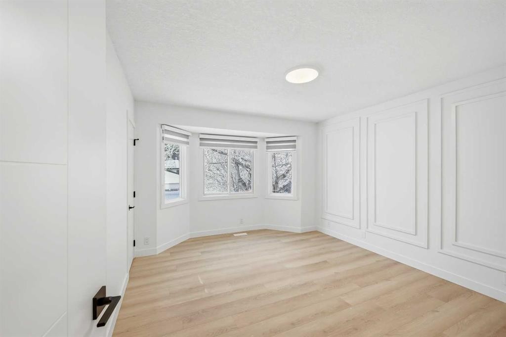 2404 51 Street Ne, Calgary, AB - Indoor Photo Showing Other Room