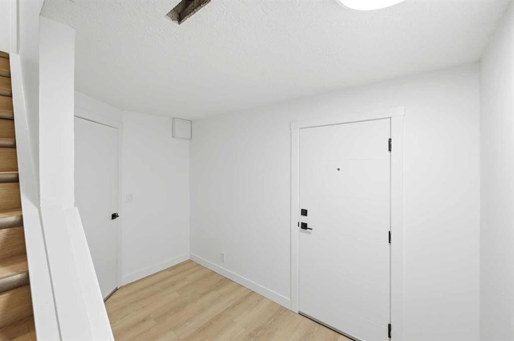 2404 51 Street Ne, Calgary, AB - Indoor Photo Showing Other Room