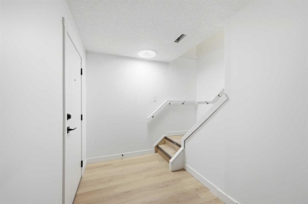 2404 51 Street Ne, Calgary, AB - Indoor Photo Showing Other Room