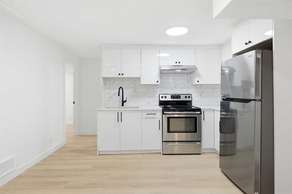 2404 51 Street Ne, Calgary, AB - Indoor Photo Showing Kitchen With Upgraded Kitchen
