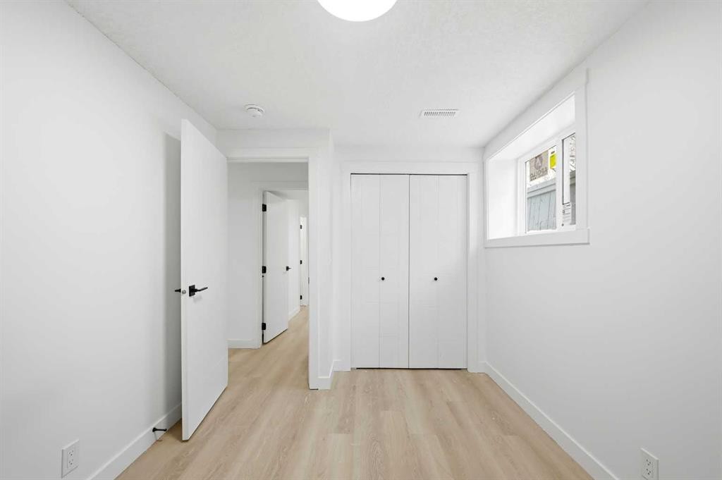 2404 51 Street Ne, Calgary, AB - Indoor Photo Showing Other Room