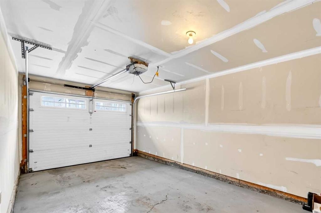 403 Sage Hill Grove Nw, Calgary, AB - Indoor Photo Showing Garage