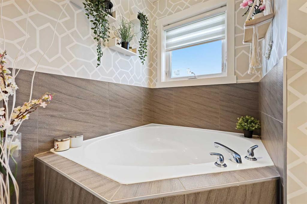 357 Sage Hill Circle Nw, Calgary, AB - Indoor Photo Showing Bathroom
