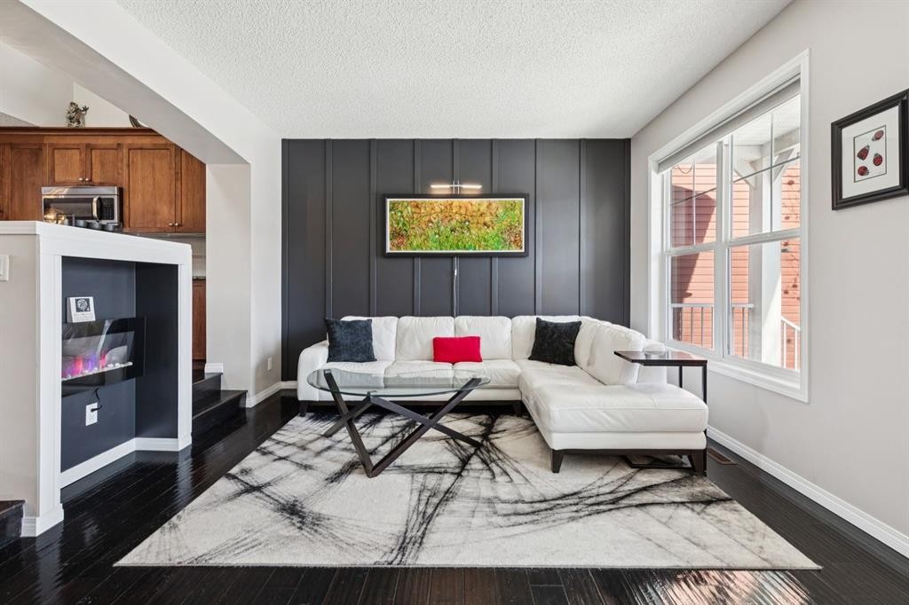 15 New Brighton Common Se, Calgary, AB - Indoor Photo Showing Living Room