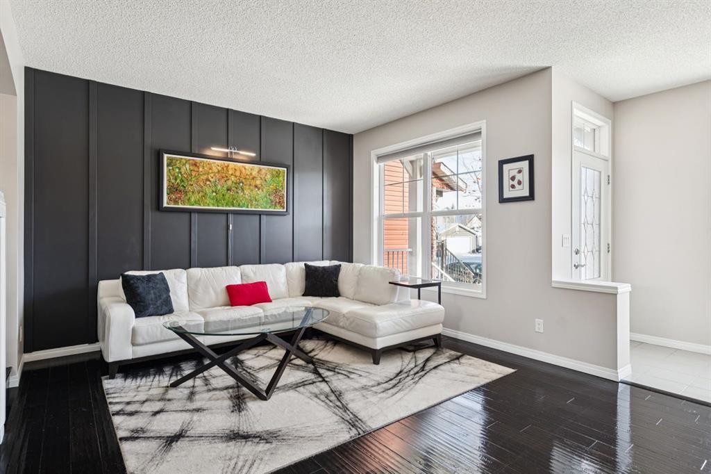 15 New Brighton Common Se, Calgary, AB - Indoor Photo Showing Living Room