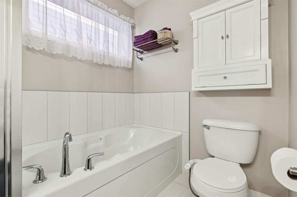 15 New Brighton Common Se, Calgary, AB - Indoor Photo Showing Bathroom