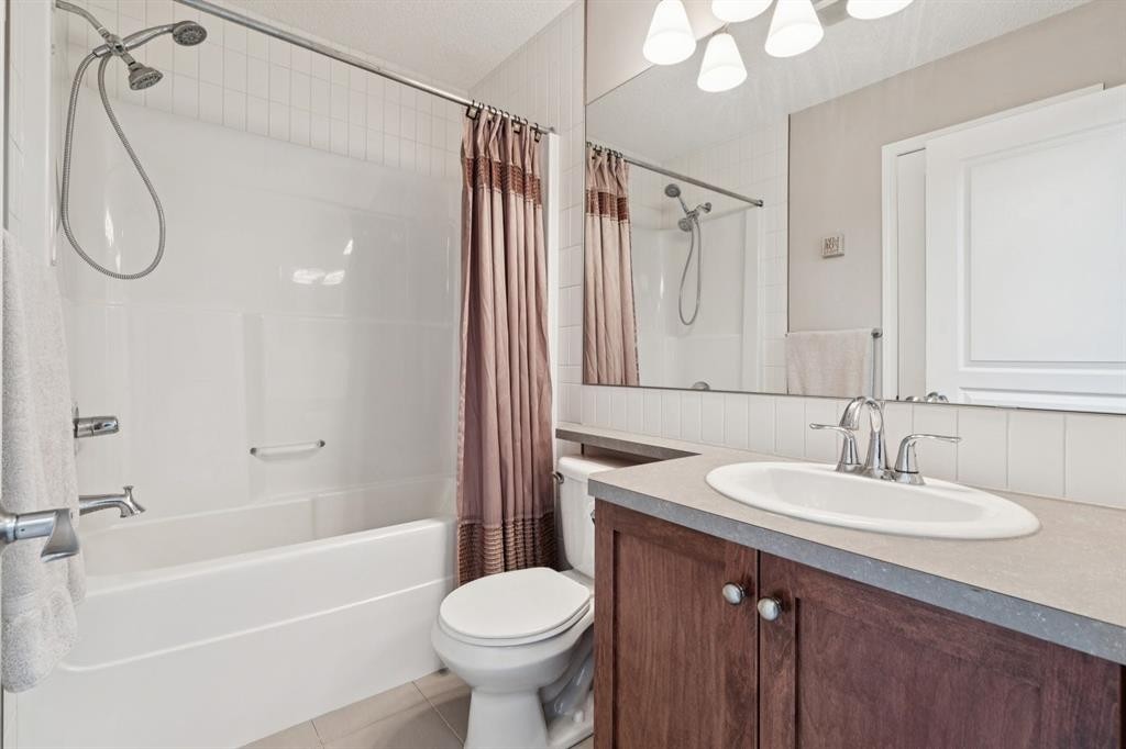 15 New Brighton Common Se, Calgary, AB - Indoor Photo Showing Bathroom