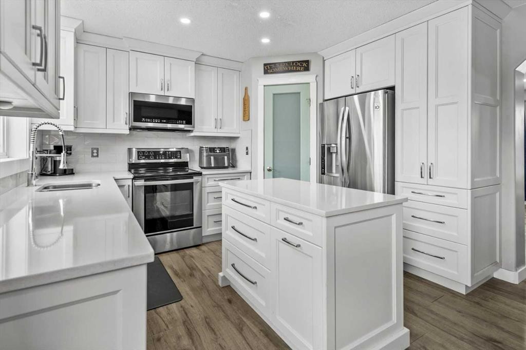 39 Prestwick Heath Se, Calgary, AB - Indoor Photo Showing Kitchen With Double Sink With Upgraded Kitchen