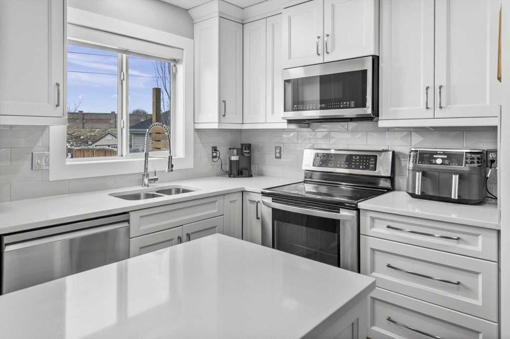 39 Prestwick Heath Se, Calgary, AB - Indoor Photo Showing Kitchen With Double Sink