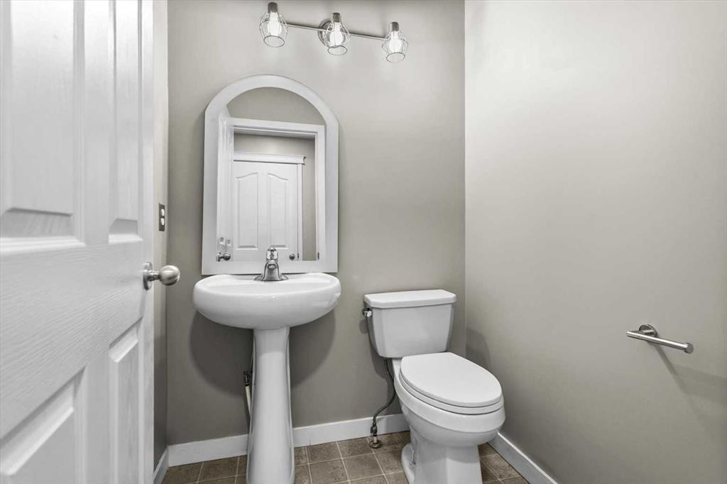 39 Prestwick Heath Se, Calgary, AB - Indoor Photo Showing Bathroom