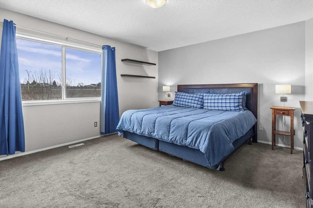 39 Prestwick Heath Se, Calgary, AB - Indoor Photo Showing Bedroom