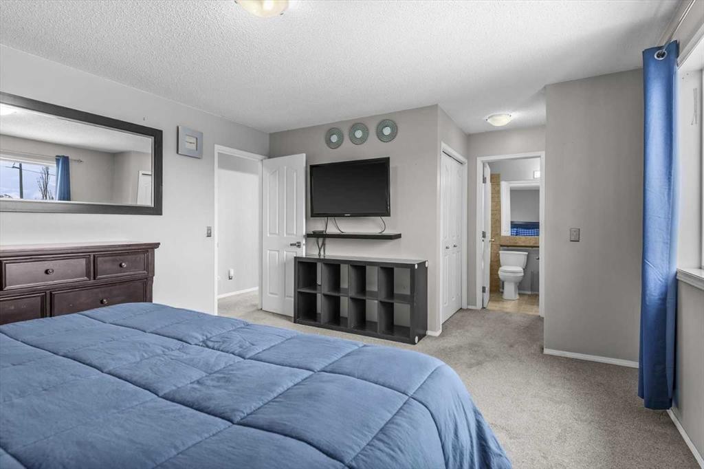 39 Prestwick Heath Se, Calgary, AB - Indoor Photo Showing Bedroom