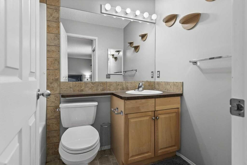 39 Prestwick Heath Se, Calgary, AB - Indoor Photo Showing Bathroom