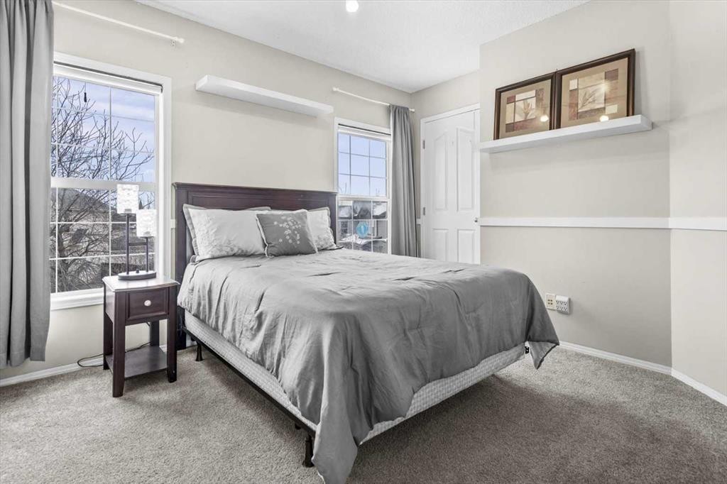39 Prestwick Heath Se, Calgary, AB - Indoor Photo Showing Bedroom