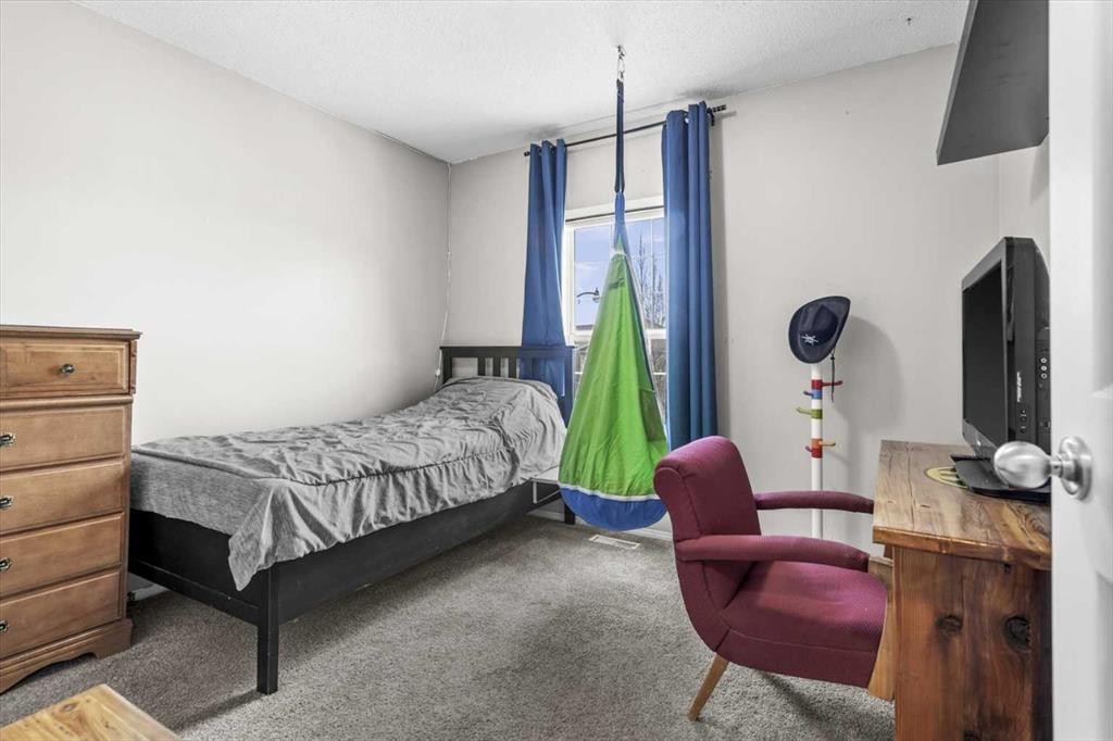 39 Prestwick Heath Se, Calgary, AB - Indoor Photo Showing Bedroom