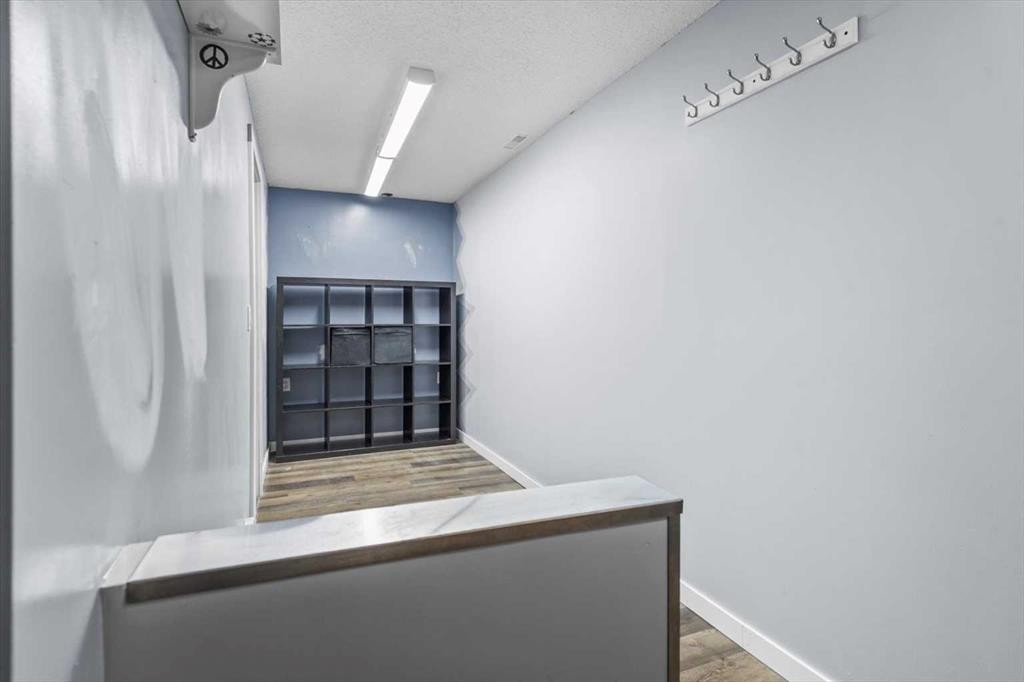 39 Prestwick Heath Se, Calgary, AB - Indoor Photo Showing Other Room