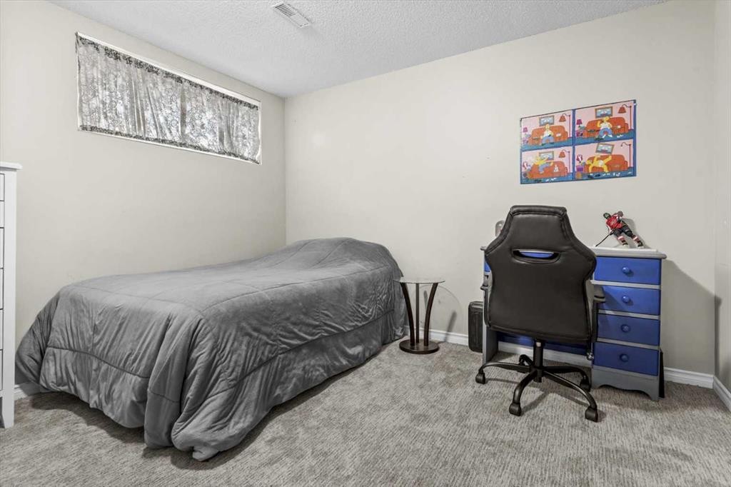 39 Prestwick Heath Se, Calgary, AB - Indoor Photo Showing Bedroom