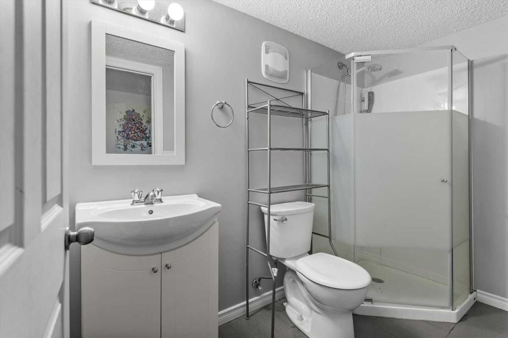 39 Prestwick Heath Se, Calgary, AB - Indoor Photo Showing Bathroom