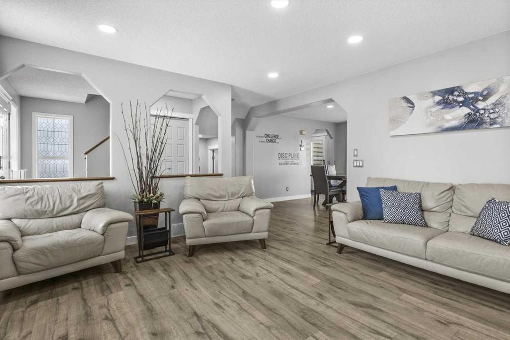 39 Prestwick Heath Se, Calgary, AB - Indoor Photo Showing Living Room