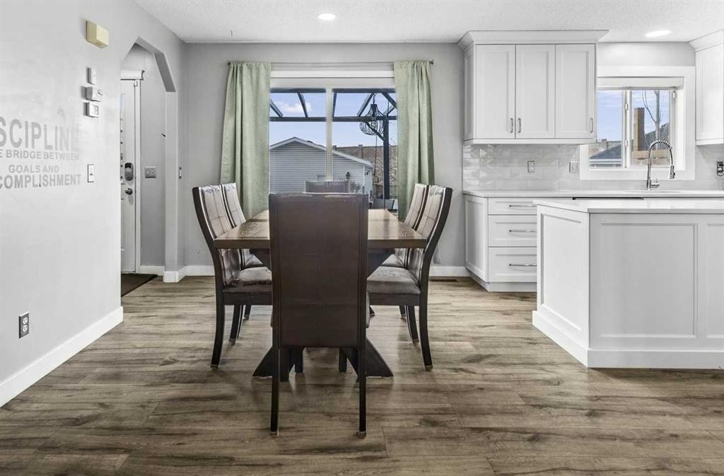 39 Prestwick Heath Se, Calgary, AB - Indoor Photo Showing Other Room