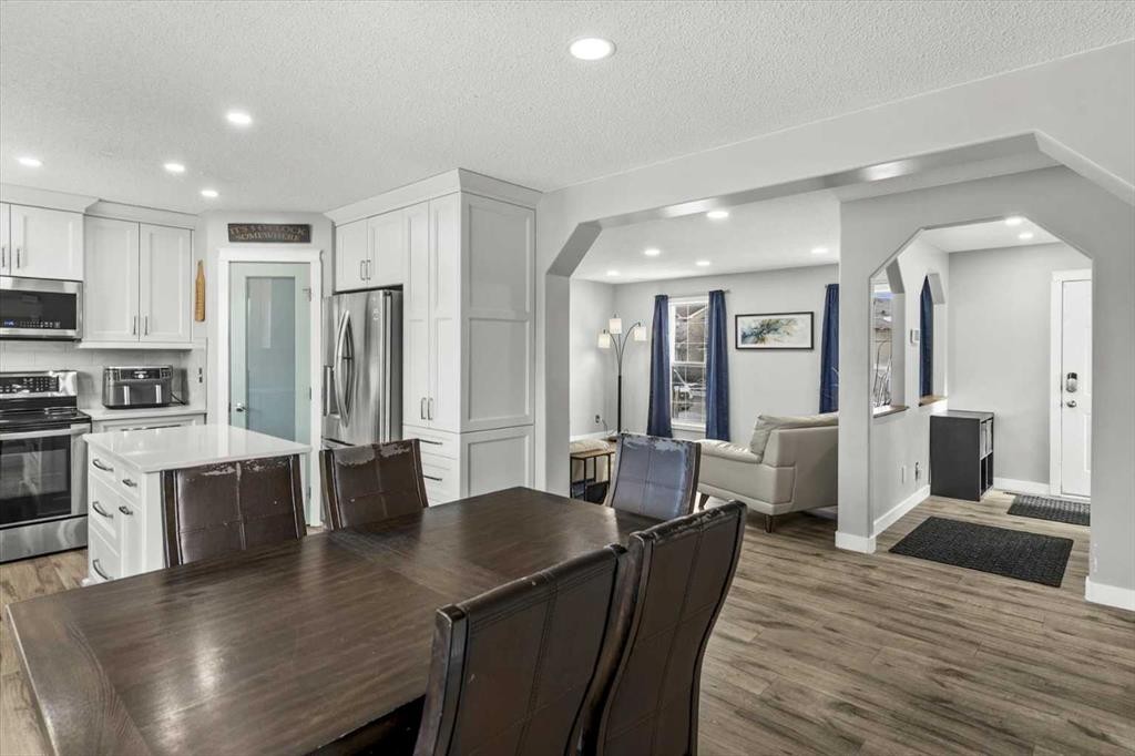 39 Prestwick Heath Se, Calgary, AB - Indoor Photo Showing Kitchen