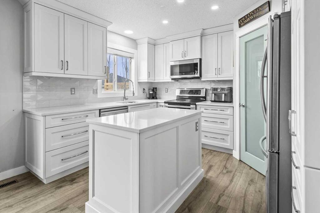 39 Prestwick Heath Se, Calgary, AB - Indoor Photo Showing Kitchen With Upgraded Kitchen