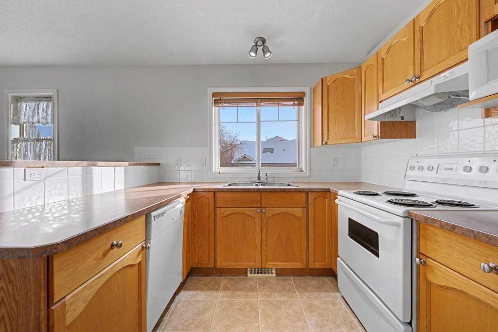 272 Chaparral Drive Se, Calgary, AB - Indoor Photo Showing Kitchen With Double Sink