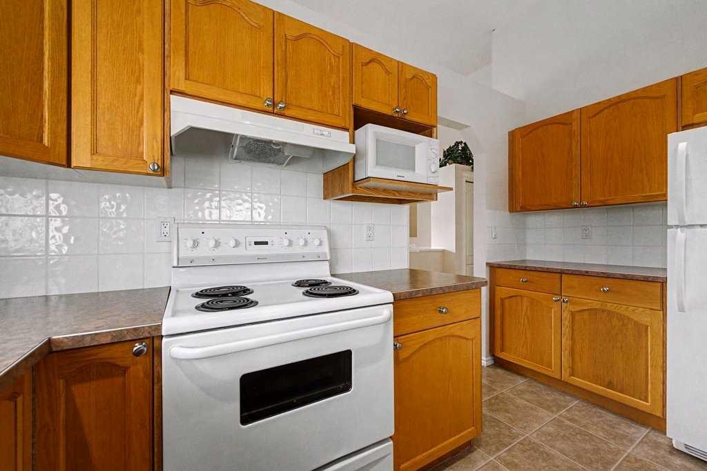 272 Chaparral Drive Se, Calgary, AB - Indoor Photo Showing Kitchen