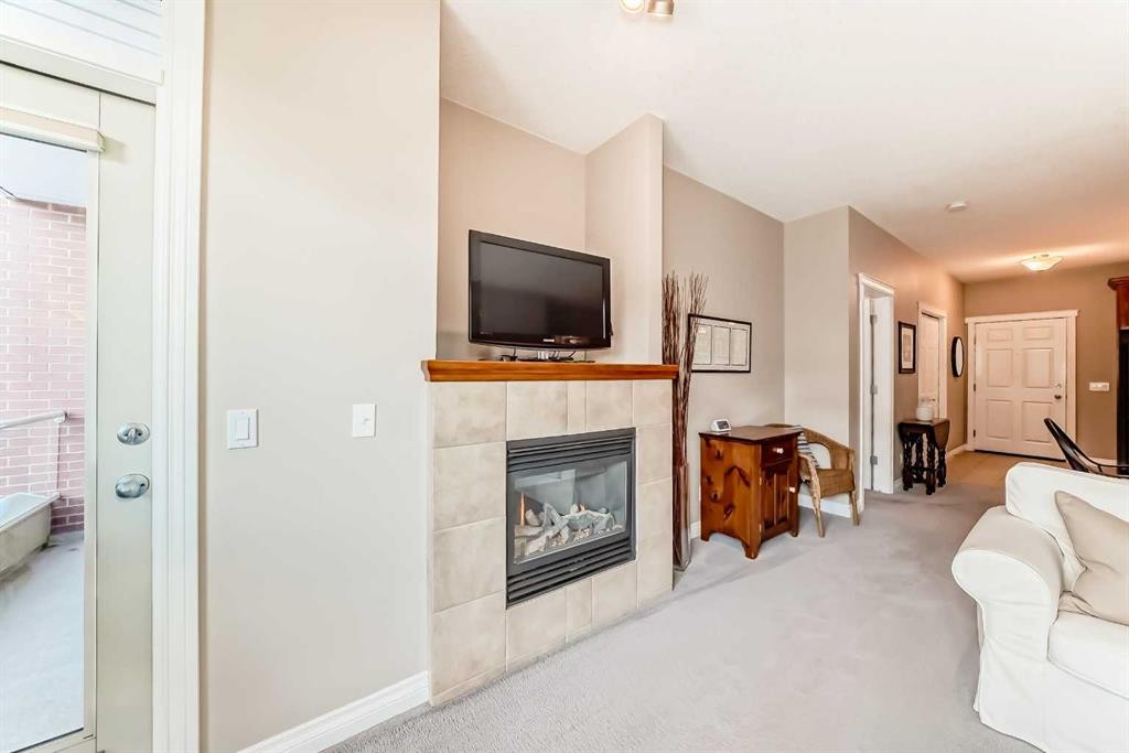 4304-24 Hemlock Crescent Sw, Calgary, AB - Indoor With Fireplace