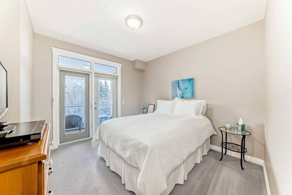 4304-24 Hemlock Crescent Sw, Calgary, AB - Indoor Photo Showing Bedroom