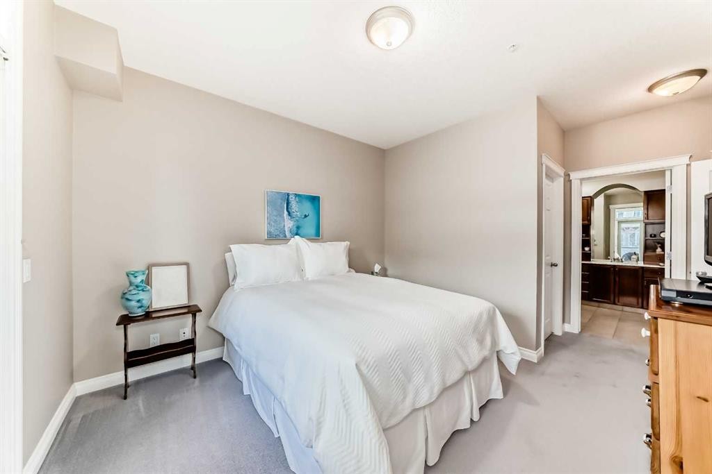 4304-24 Hemlock Crescent Sw, Calgary, AB - Indoor Photo Showing Bedroom