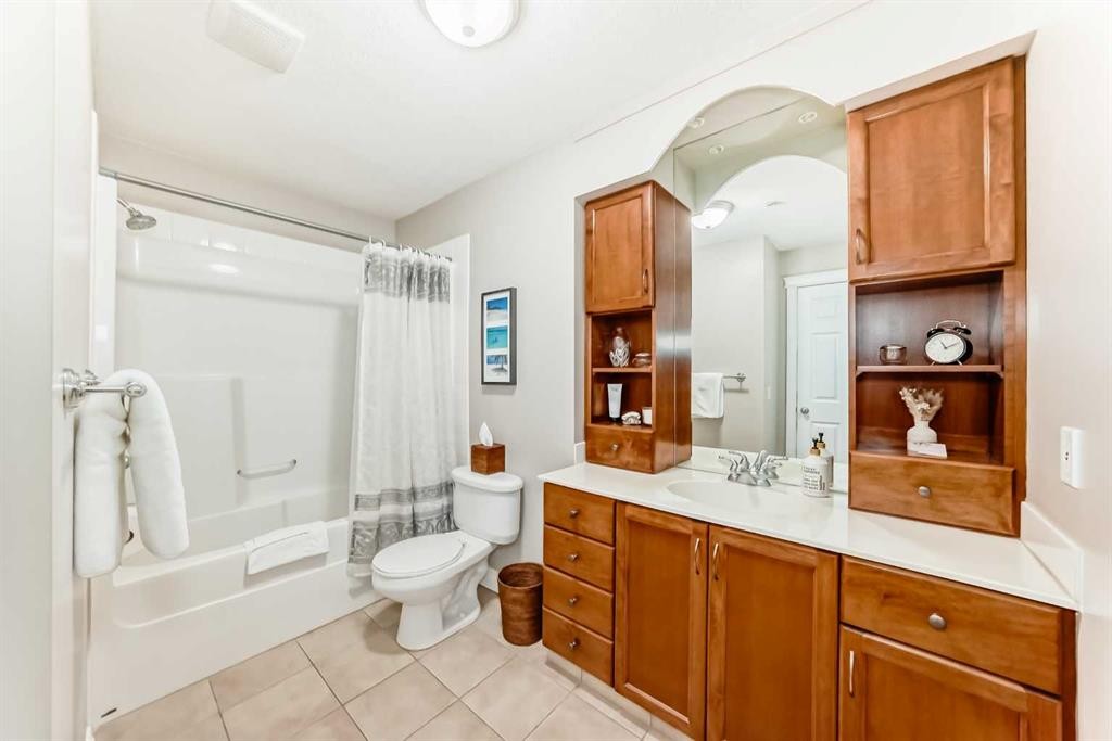 4304-24 Hemlock Crescent Sw, Calgary, AB - Indoor Photo Showing Bathroom