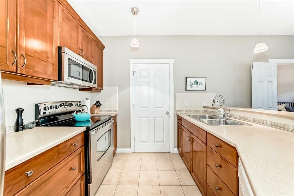 4304-24 Hemlock Crescent Sw, Calgary, AB - Indoor Photo Showing Kitchen With Double Sink