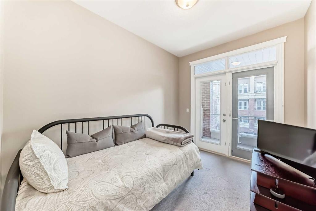 4304-24 Hemlock Crescent Sw, Calgary, AB - Indoor Photo Showing Bedroom