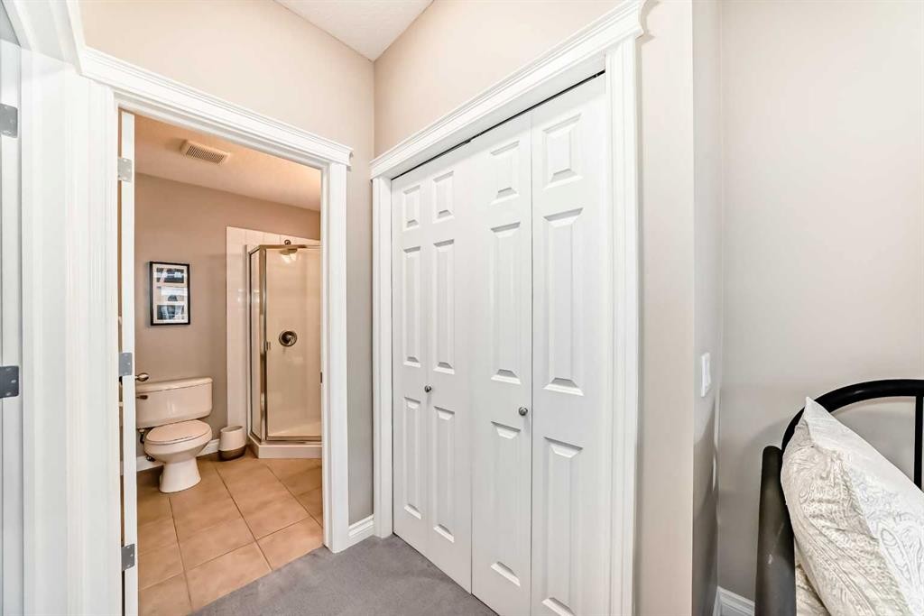4304-24 Hemlock Crescent Sw, Calgary, AB - Indoor Photo Showing Bathroom