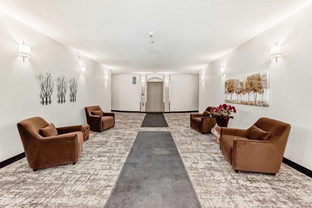 4304-24 Hemlock Crescent Sw, Calgary, AB - Indoor Photo Showing Other Room