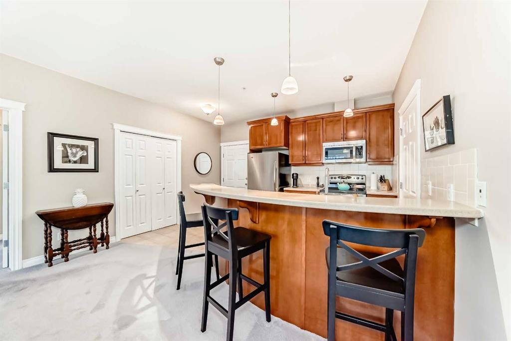 4304-24 Hemlock Crescent Sw, Calgary, AB - Indoor Photo Showing Kitchen