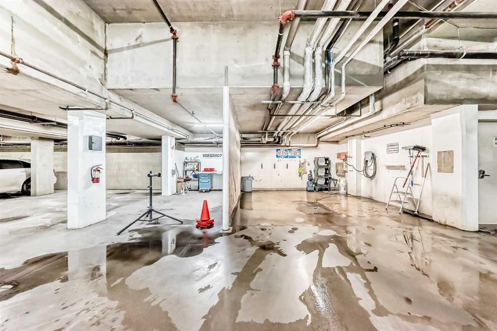 4304-24 Hemlock Crescent Sw, Calgary, AB - Indoor Photo Showing Garage