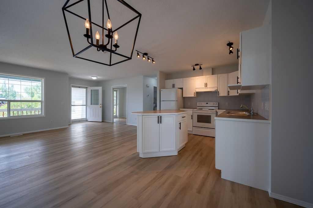 269 Strathford Crescent, Strathmore, AB - Indoor Photo Showing Kitchen