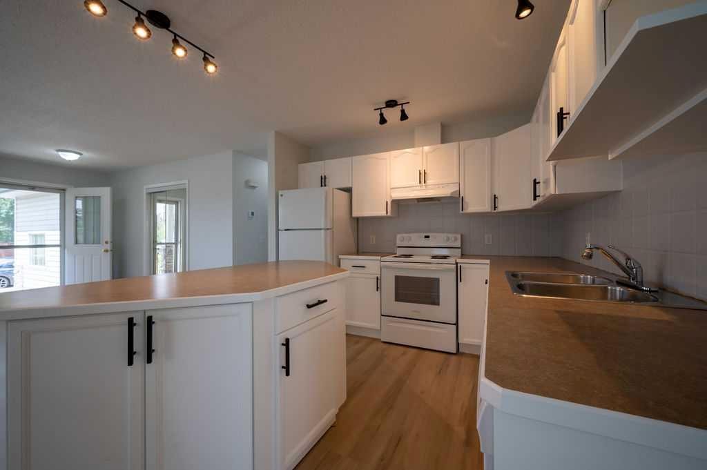 269 Strathford Crescent, Strathmore, AB - Indoor Photo Showing Kitchen With Double Sink